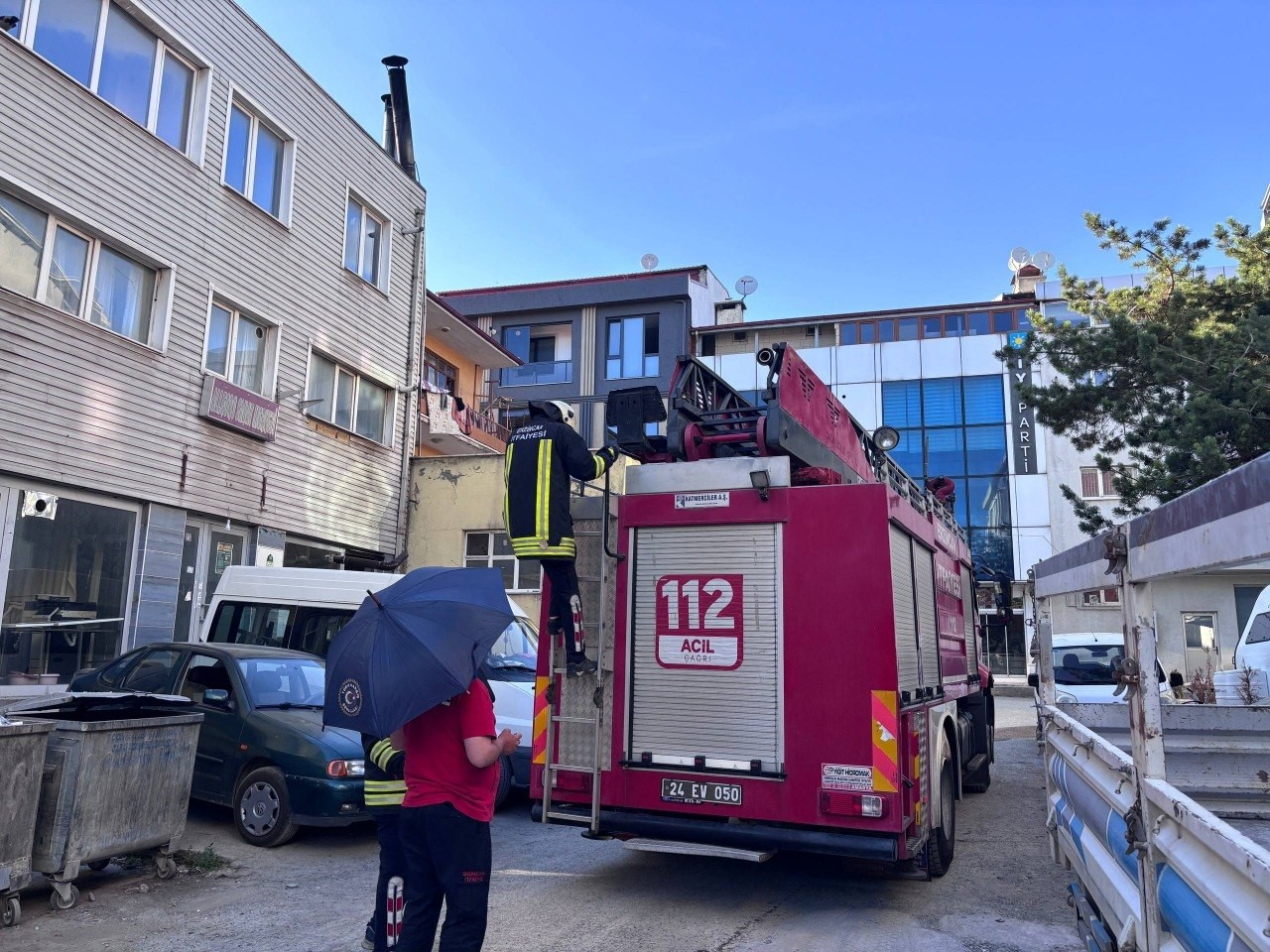 ERZİNCAN’DA KARGA AİLESİ YAVRUSU İÇİN KEDİLERE VE İNSANLARA MEYDAN OKUDU