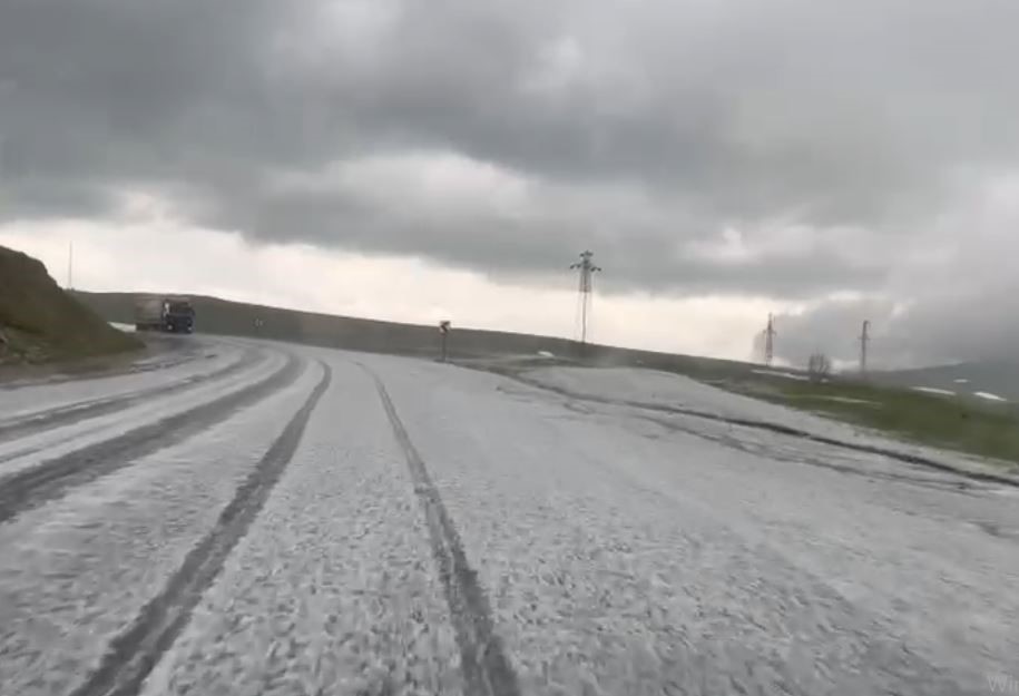 ARDAHAN’DA DOLU YAĞIŞI YOLU BEYAZA BÜRÜDÜ