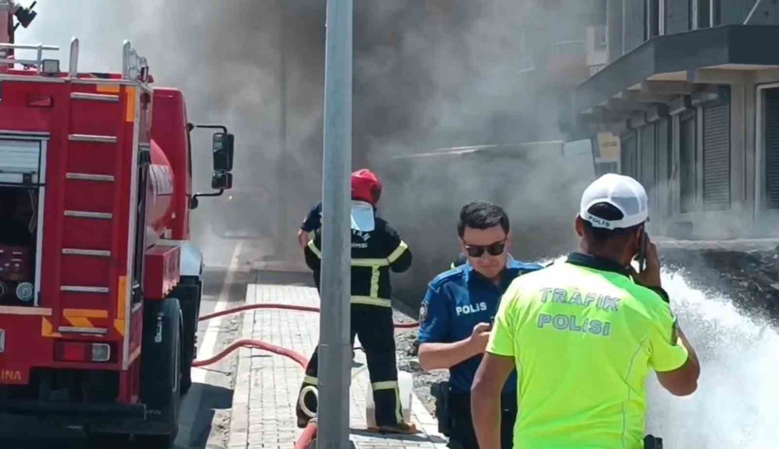 TATVAN’DA LASTİK YANGINI ELEKTRİK HATTINA SIÇRADI: YOL TRAFİĞE KAPATILDI