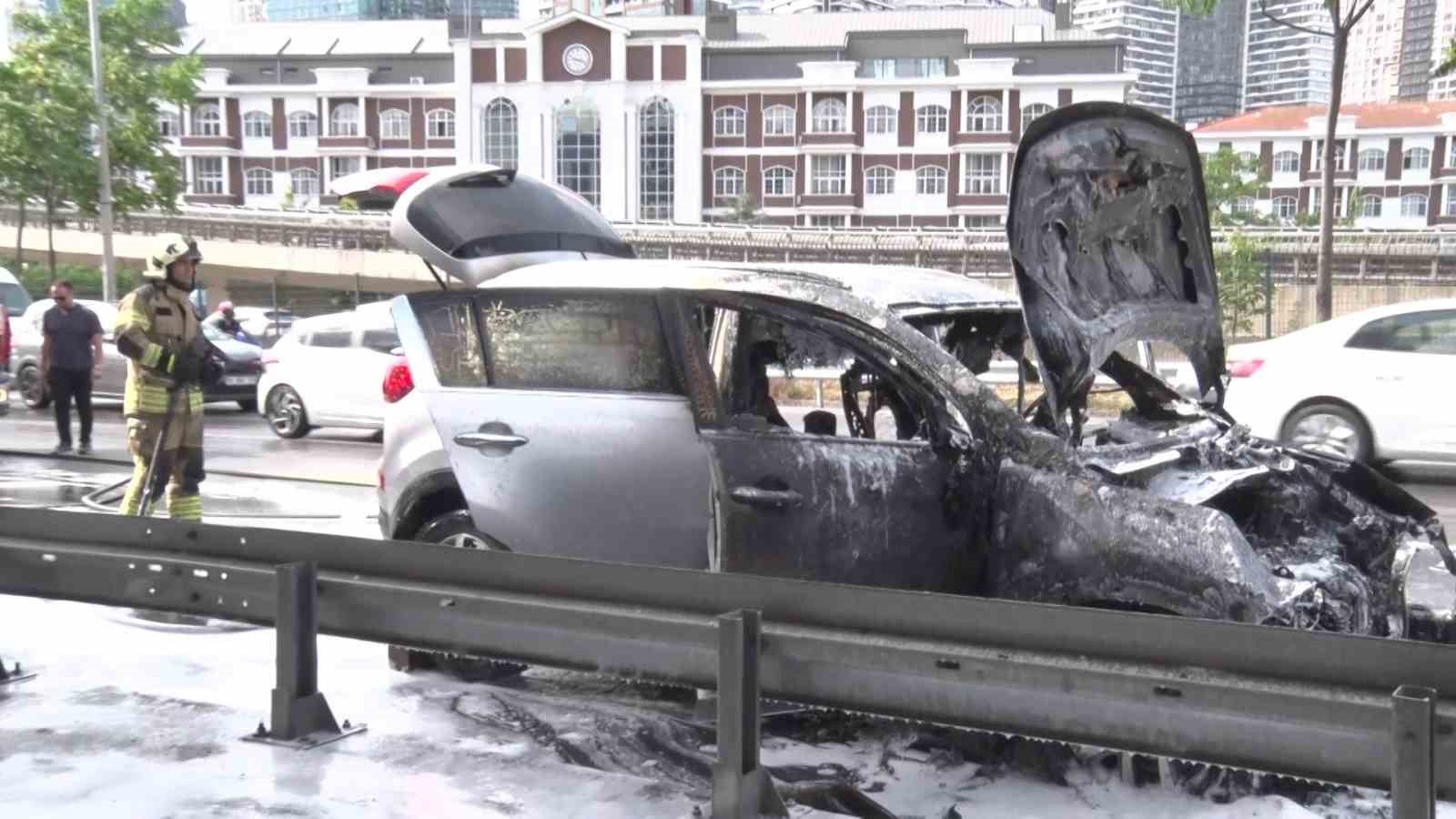 ÜSKÜDAR’DA ALEV ALEV YANAN SUV KULLANILAMAZ HALE GELDİ