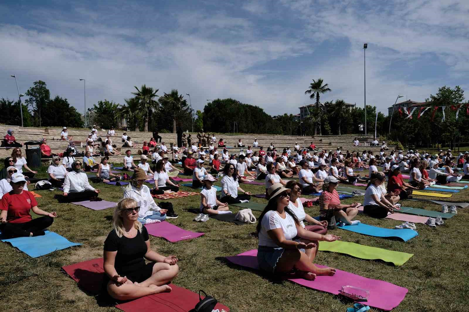 BÜYÜKÇEKMECE’DE DÜNYA YOGA GÜNÜ’NE ÖZEL YÜZLERCE KADIN YOGA YAPTI