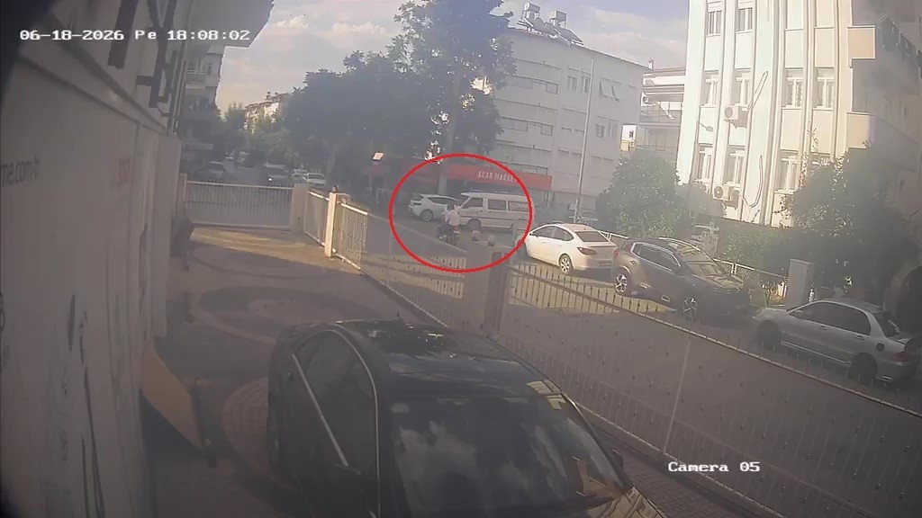 KAMYONETLE ÇARPIŞAN MOTOSİKLETİN SÜRÜCÜSÜ KAZAYI KASK SAYESİNDE KAZAYI HAFİF SIYRIKLARLA ATLATTI