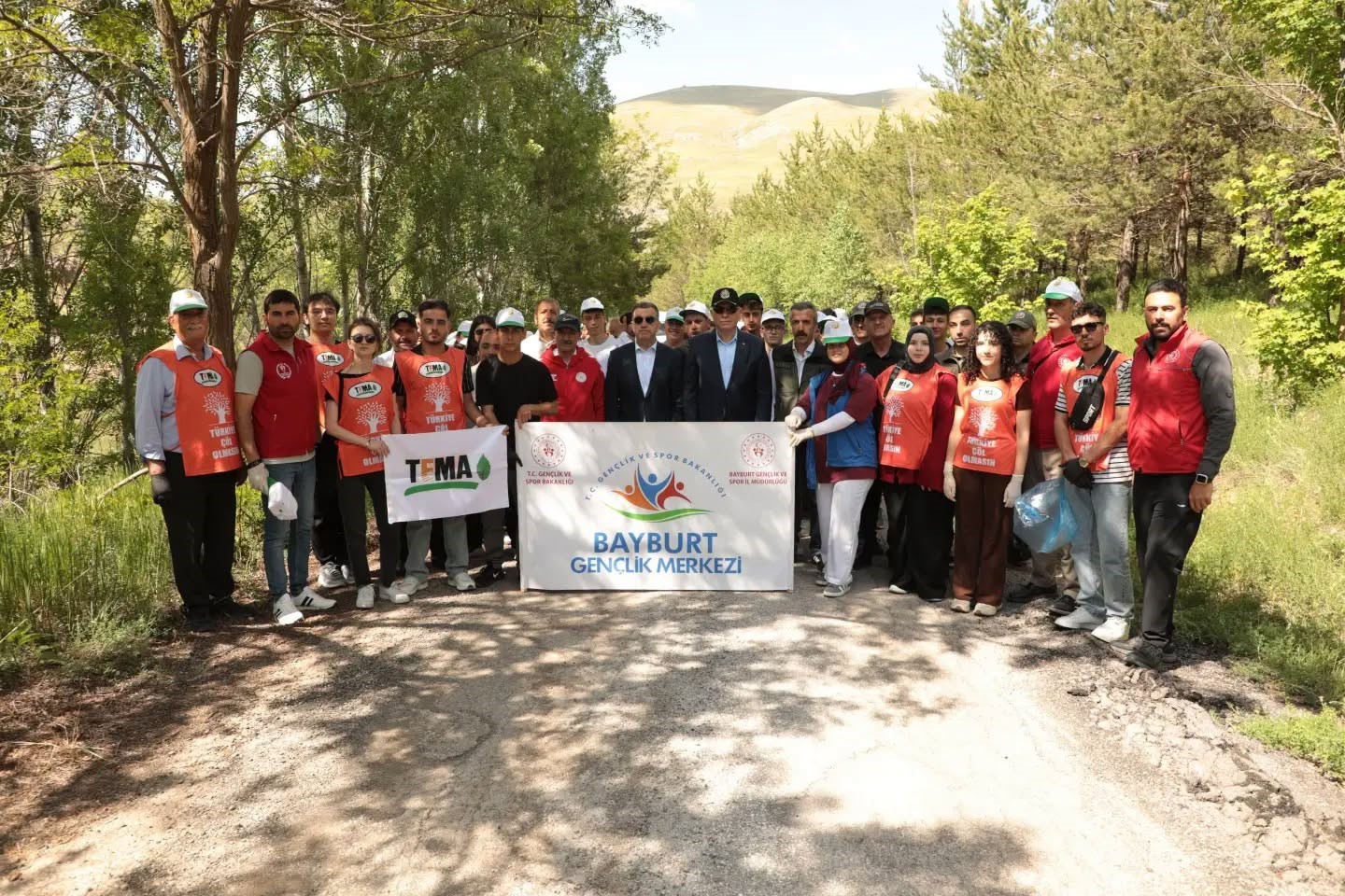 BAYBURT’TA ‘ORMAN BENİM’ ETKİNLİĞİYLE ÇEVRE TEMİZLİĞİ YAPILDI