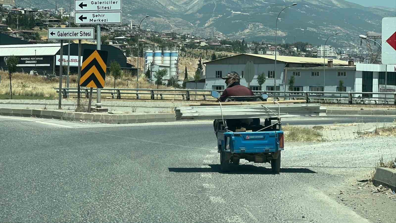 TRAFİKTE BEKLERKEN MOTOSİKLET ÜZERİNDE OYNAMAYA BAŞLADI