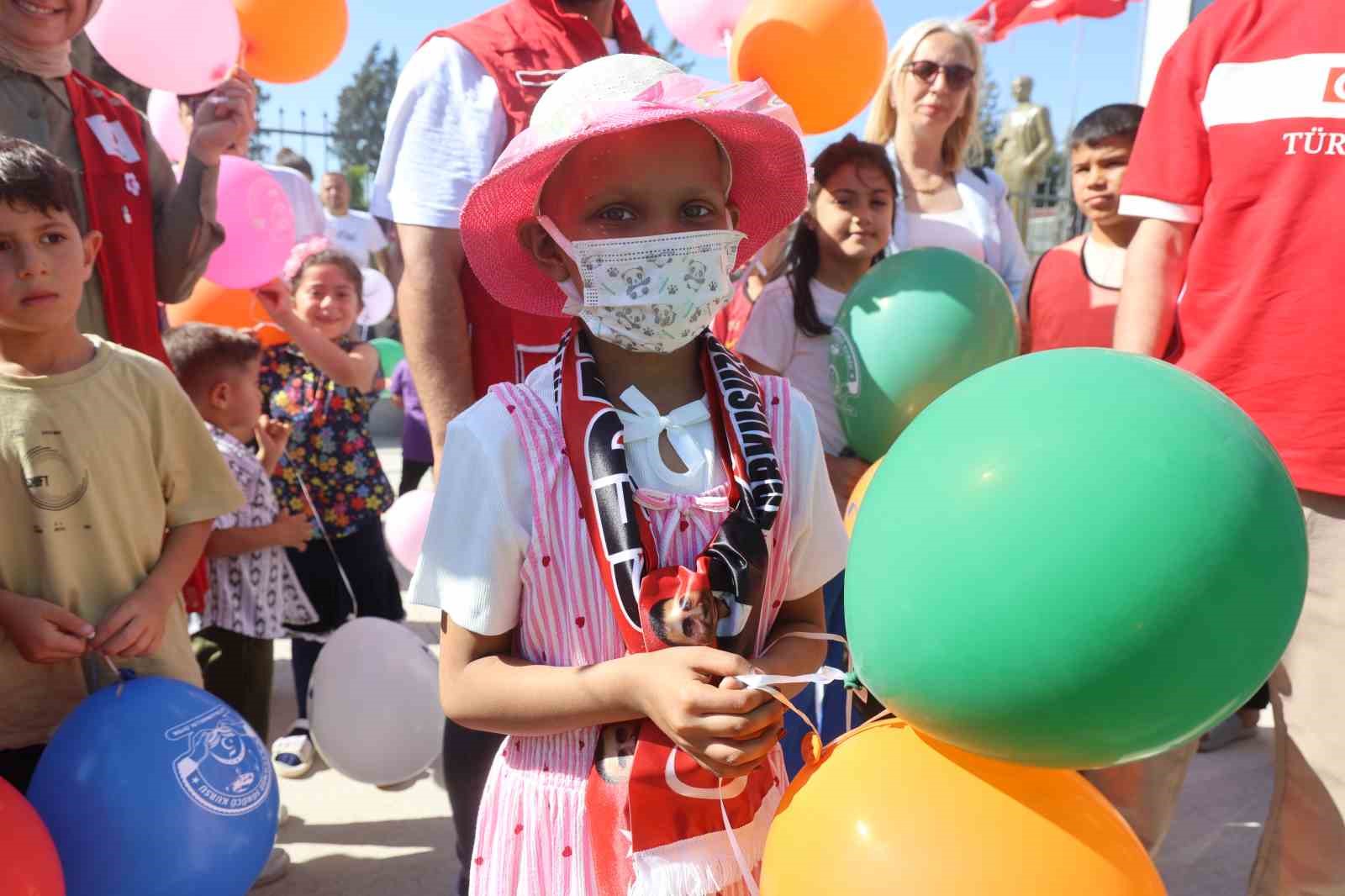 DOKTORLARIN YAŞAYAMAYACAĞINI SÖYLEDİĞİ 8 YAŞINDAKİ HÜLYA’NIN BEYİN TÜMÖRÜNE KARŞI GEÇİRDİĞİ BAŞARILI AMELİYAT GÖKYÜZÜNE BIRAKILAN BALONLARLA KUTLANDI