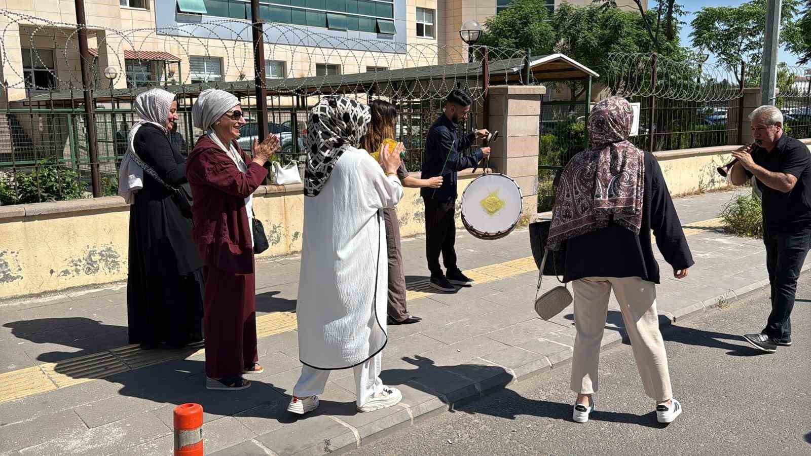 DİYARBAKIR’DA İLGİNÇ BOŞANMA: KADININ HALAY ÇEKMESİNE ERKEK BAĞLAMA ÇALARAK CEVAP VERDİ