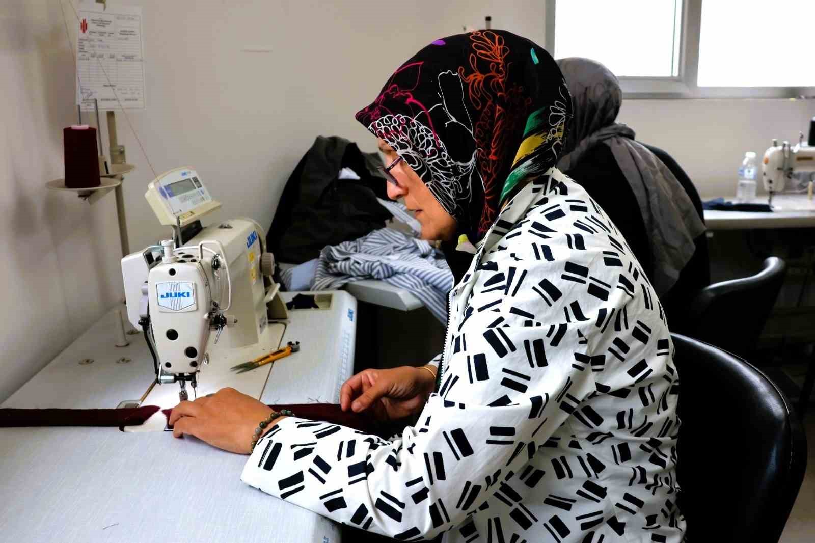 ÜMRANİYE’DE KUMAŞLAR TASARIMA, HAYALLER MESLEĞE DÖNÜŞÜYOR