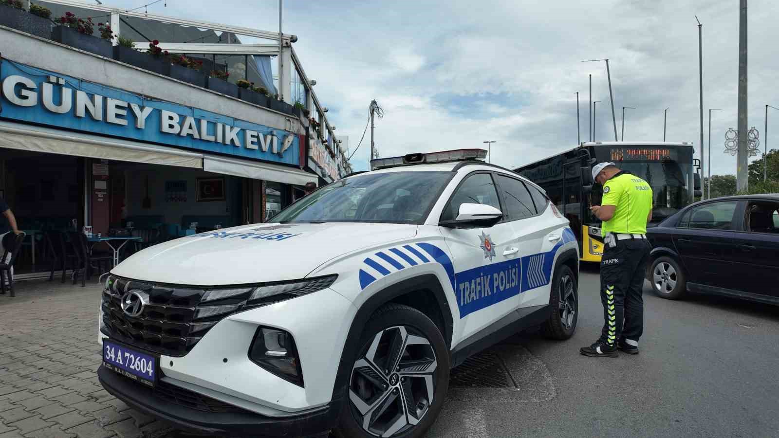 BÜYÜKÇEKMECE’DE ABART EGZOZ KULLANAN EHLİYETSİZ SÜRÜCÜYE 266 BİN LİRA CEZA