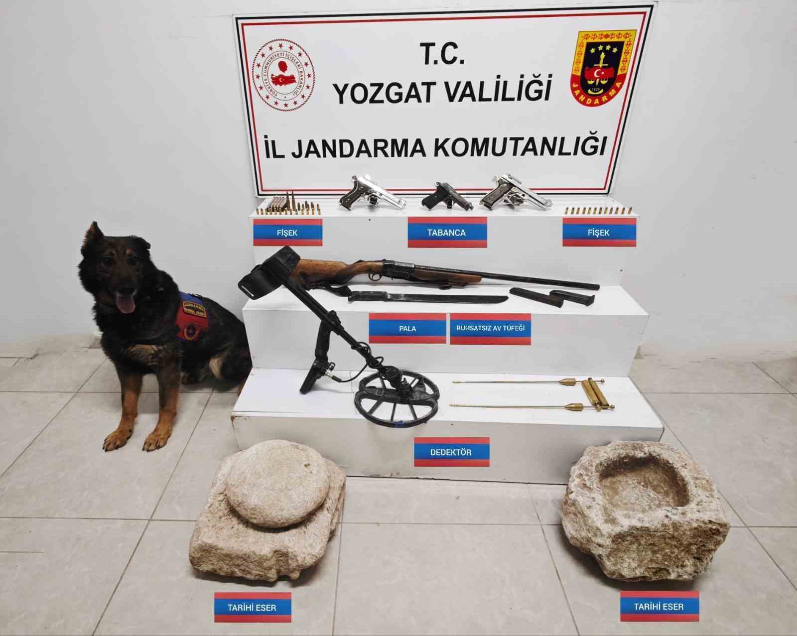 YOZGAT’TA TARİHİ ESER NİTELİKLİ OBJE VE SİLAHLAR ELE GEÇİRİLDİ