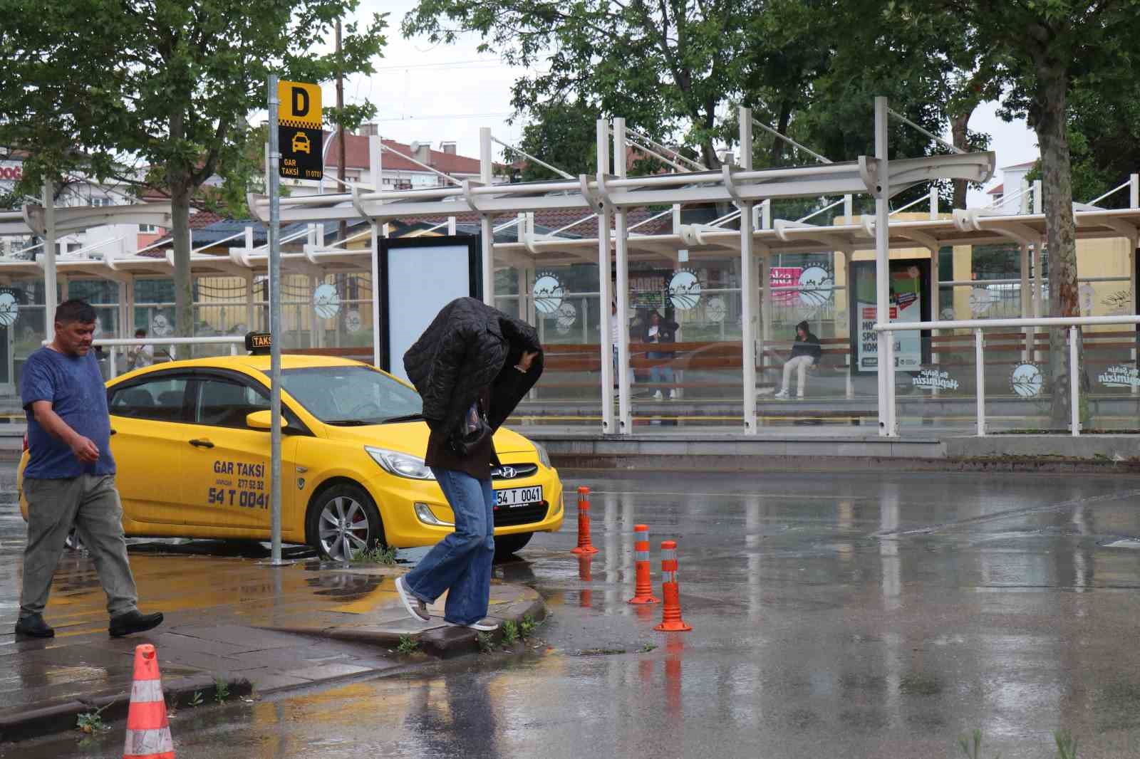 SAKARYA’DA YAĞIŞ HAYATI OLUMSUZ ETKİLEDİ