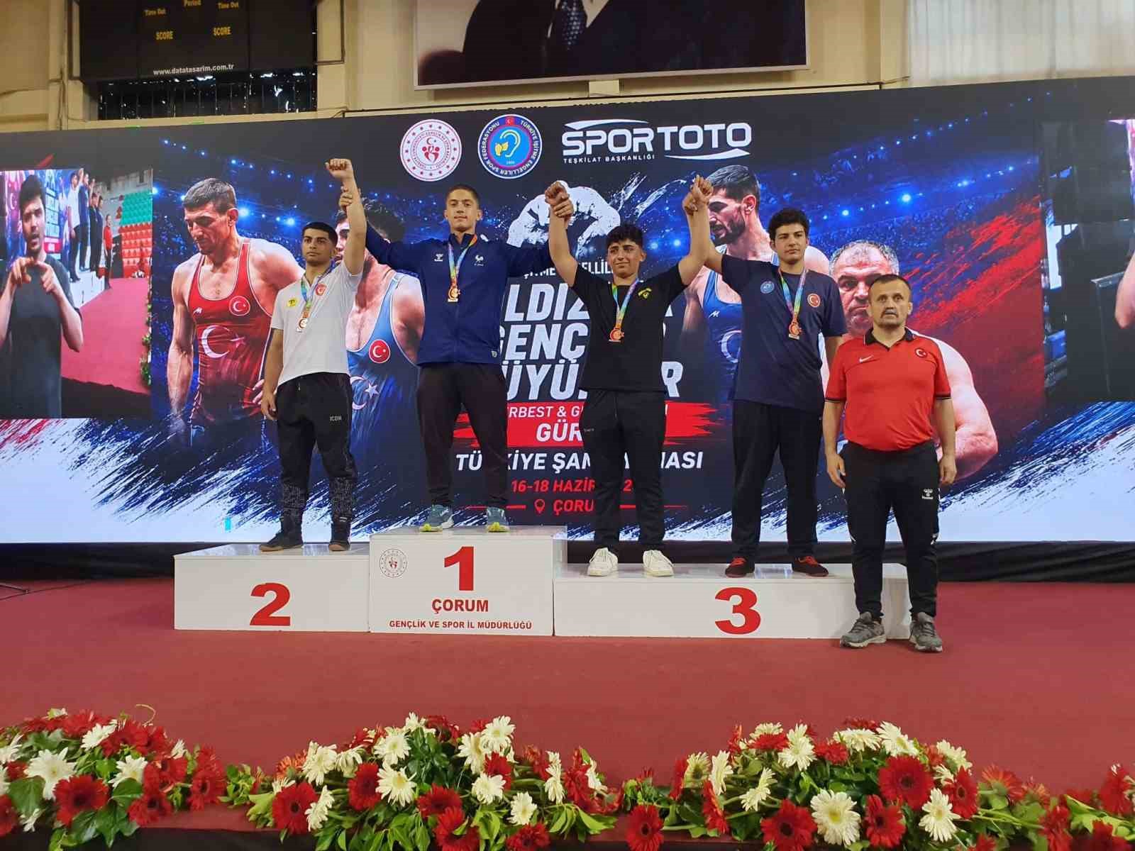 DENİZLİLİ GÜREŞÇİ ÇİFTE ŞAMPİYONLUK YAŞADI