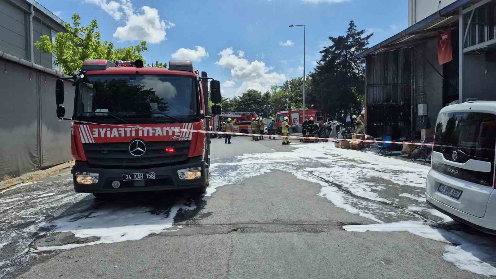 SULTANGAZİ’DE BOYALARIN DEPOLANDIĞI ALANDA YANGIN ÇIKTI