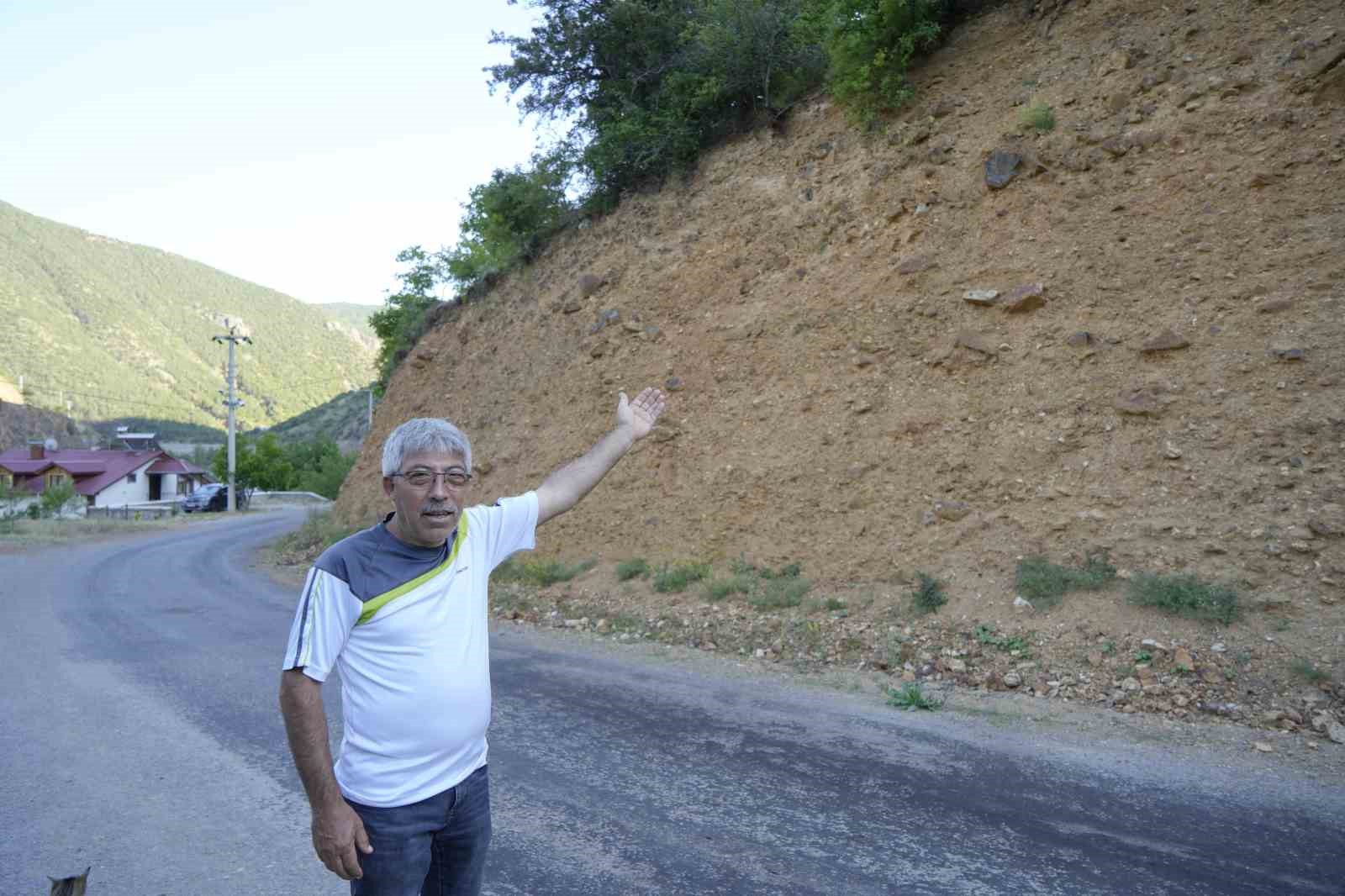 GÜMÜŞHANE’DE VATANDAŞLARIN TAPULU ARAZİLERİ TOPRAK KAYMALARI NEDENİYLE HER GEÇEN GÜN KÜÇÜLÜYOR