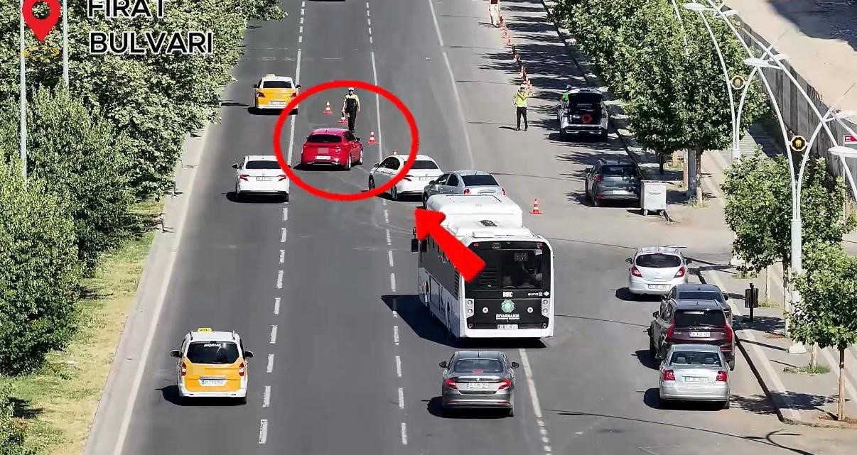 DİYARBAKIR’DA YAYALARA YOL VERMEYEN ARAÇLARA DENETİM