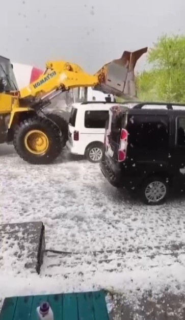 KARS’TA FINDIK BÜYÜKLÜĞÜNDE DOLU YAĞDI: AKYAKA VE ARPAÇAY BEYAZA BÜRÜNDÜ