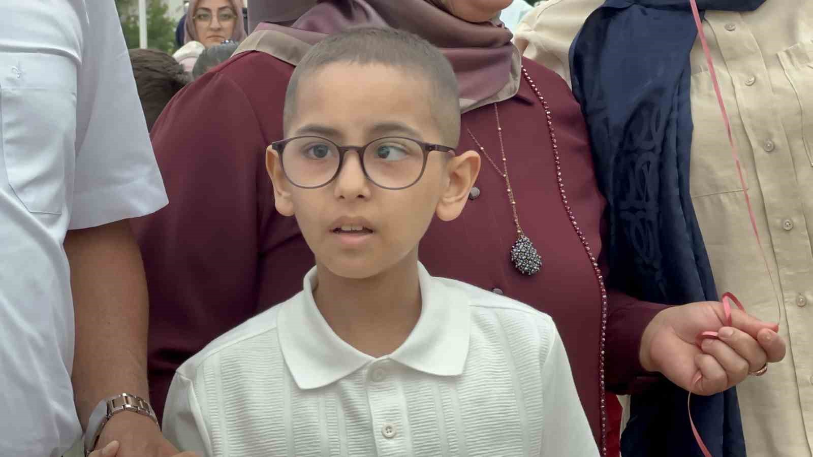 KANSERİ YENEN 8 YAŞINDAKİ NUH İÇİN YÜZLERCE BALON GÖKYÜZÜNE BIRAKILDI