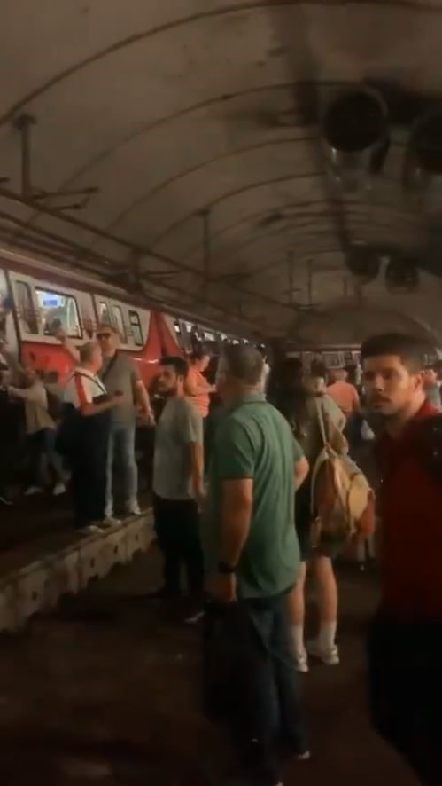 KADIKÖY’DE METRO RAYDAN ÇIKTI, YOLCULAR RAYLARDAN YÜRÜYEREK TAHLİYE EDİLDİ
