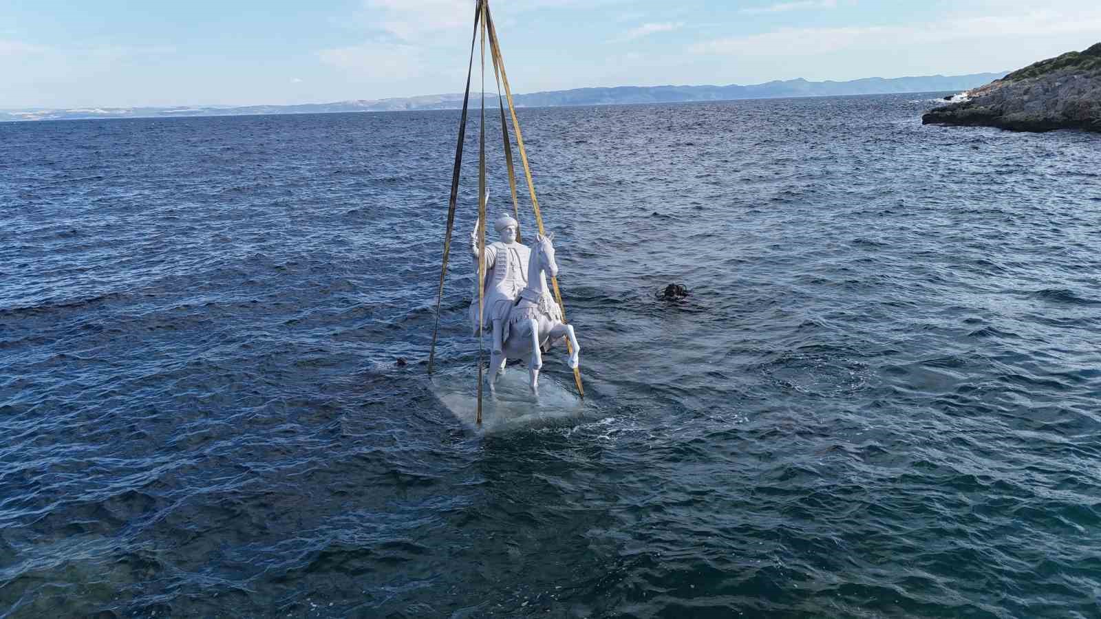 SAROS’TA ’AKINCILAR’, ’FATİH SULTAN MEHMET’ VE ’KEMER’ HEYKELLERİ SUYA BATIRILDI