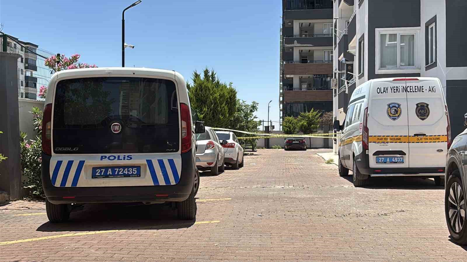 KUCAĞINA ALDIĞI ÇOCUĞUYLA 8’İNCİ KATTAN ATLADI: ANNE ÖLDÜ, ÇOCUK AĞIR YARALANDI