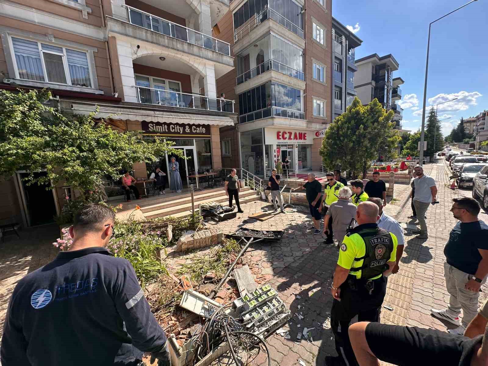 EDİRNE’DE FACİADAN DÖNÜLDÜ: FRENİ BOŞALAN KAMYON İKİ ARACA ARDINDAN DUVARA ÇARPTI