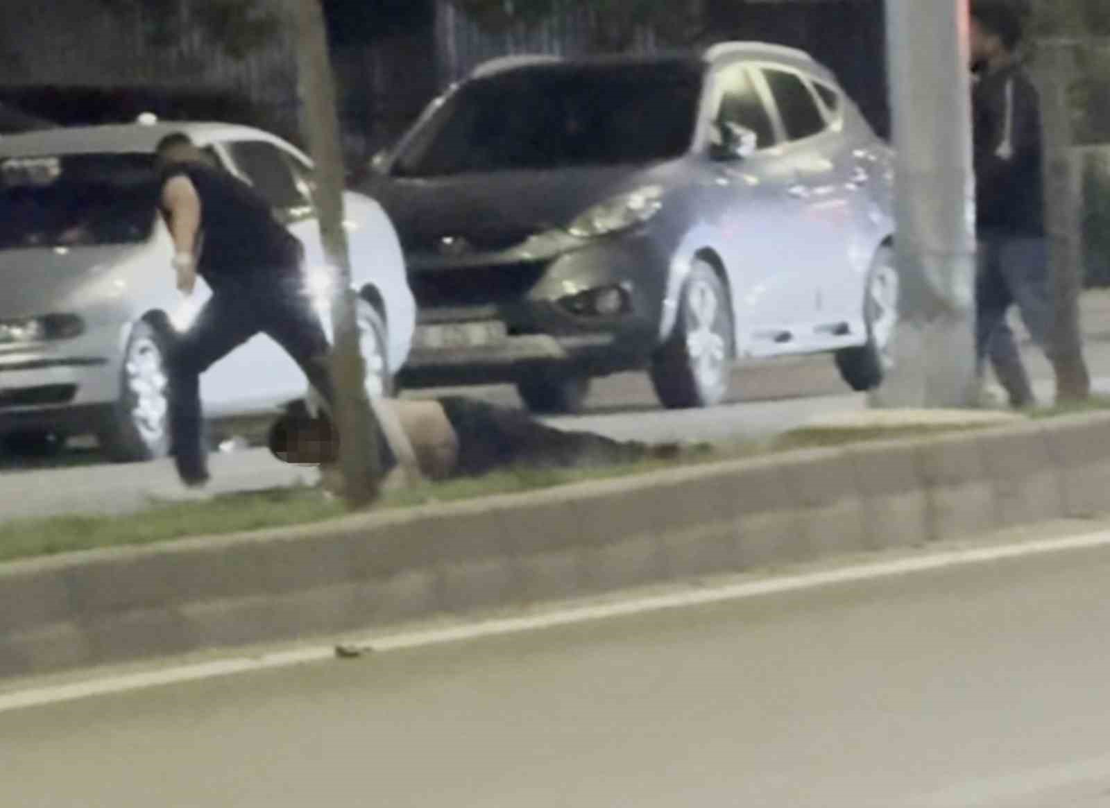 BİR TOKATLA YERE SERDİĞİ ŞAHSI SÜRÜKLEYEREK GÖTÜRDÜ, O ANLAR KAMERADA
