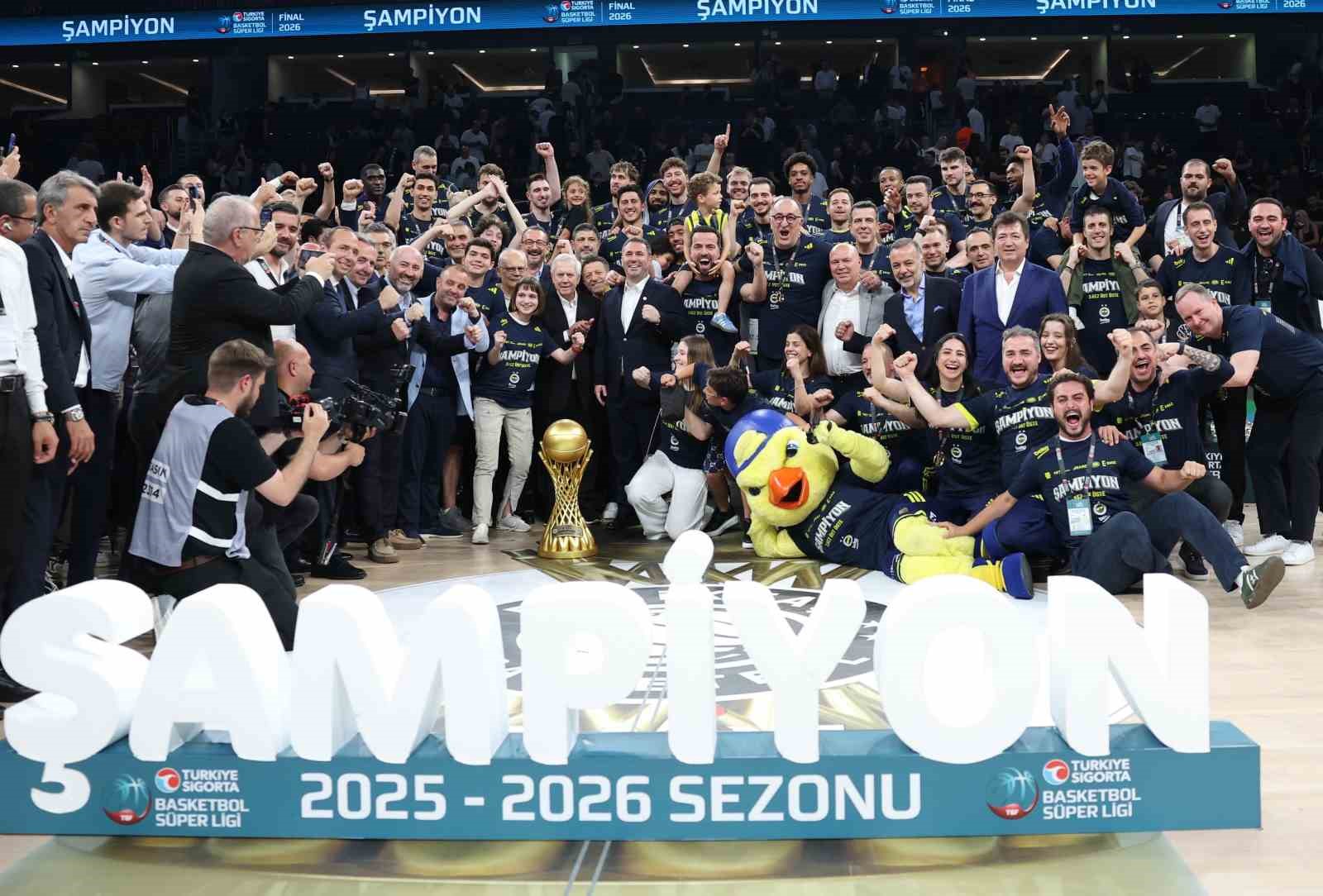 BASKETBOL SÜPER LİGİ’NDE ŞAMPİYON FENERBAHÇE BEKO KUPASINI ALDI