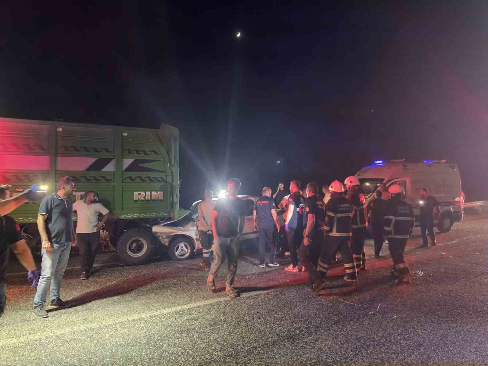 TRAKTÖR İLE OTOMOBİL ÇARPIŞTI: 1 ÖLÜ, 1 AĞIR YARALI