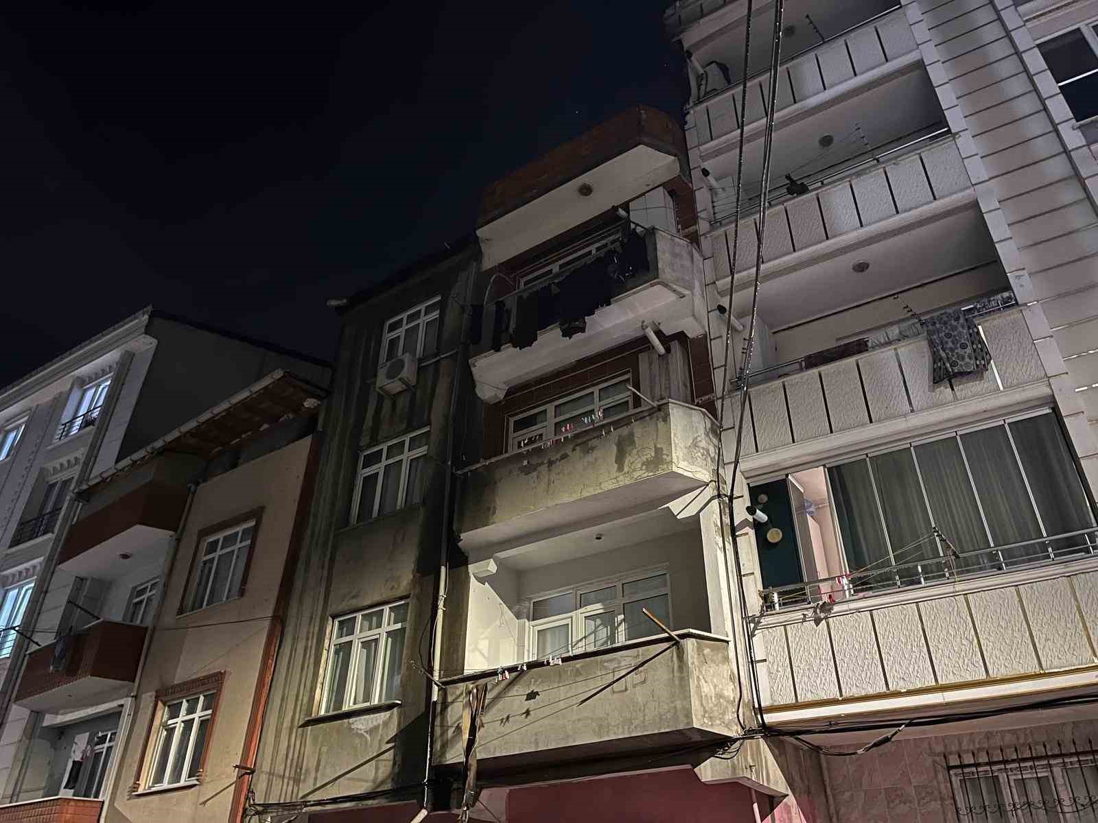 ESENYURT’TA 3 KATLI BİNANIN ÇATISI ALEV ALEV YANDI