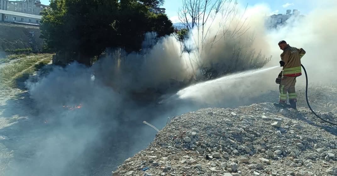 ANTAKYA’DA HURDALIK VE ÇÖPLÜK YANGINI