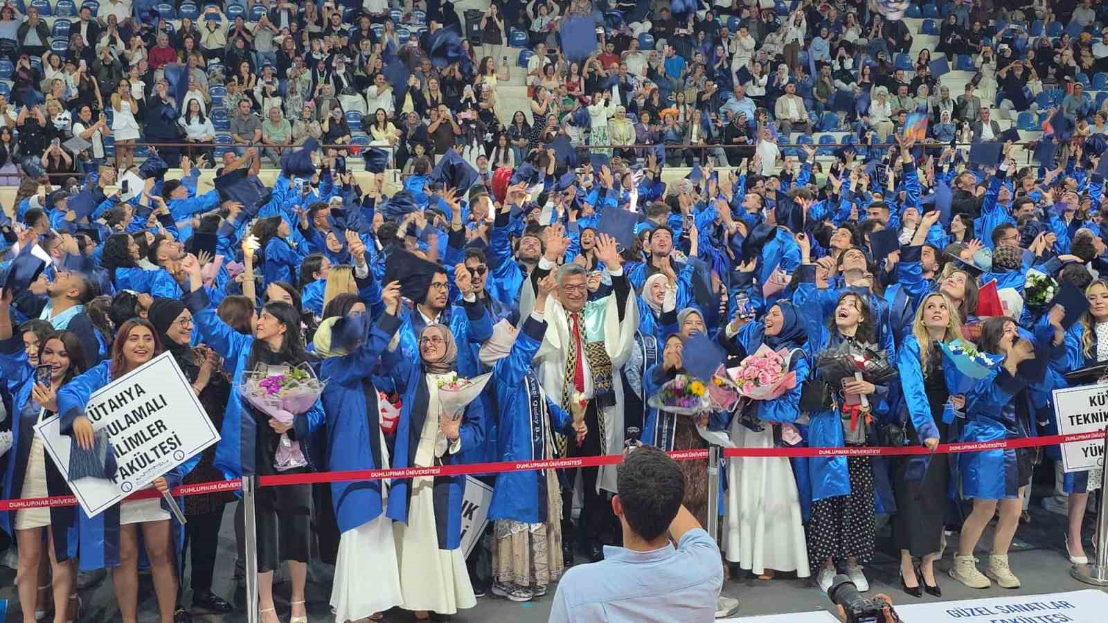 KÜTAHYA DUMLUPINAR ÜNİVERSİTESİ’NDE BİNLERCE ÖĞRENCİ MEZUNİYET SEVİNCİ YAŞADI