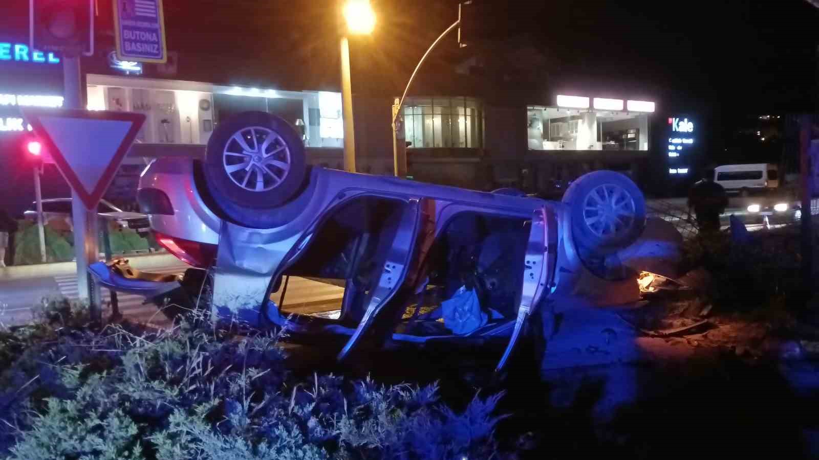 MOTOSİKLET İLE ÇARPIŞAN OTOMOBİL TAKLA ATARAK TERS DÖNDÜ: 1’İ AĞIR 4 YARALI