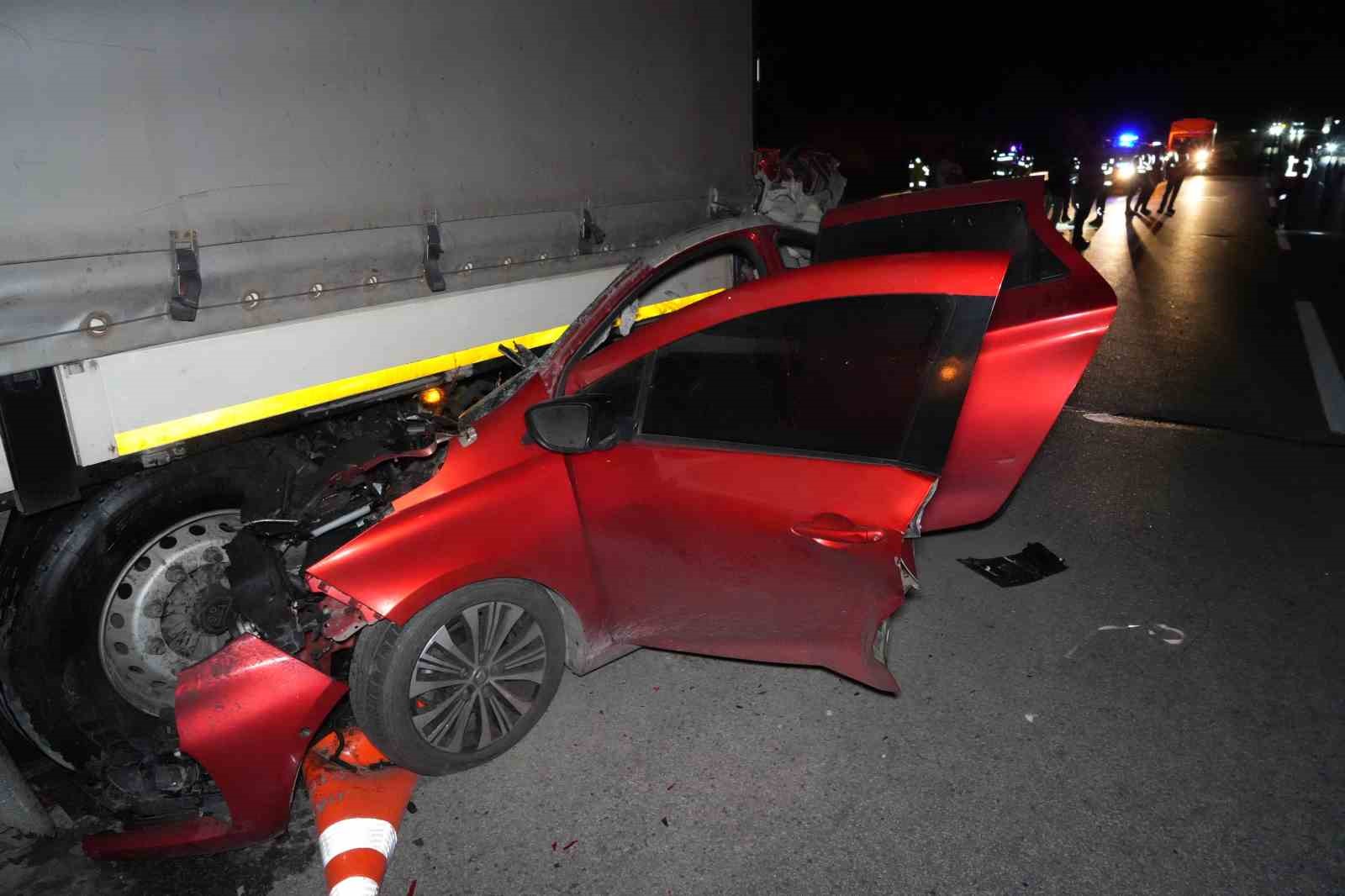 YAKITI BİTEN TIRA ARKADAN ÇARPAN OTOMOBİL HURDAYA DÖNDÜ: SÜRÜCÜ HAYATINI KAYBETTİ