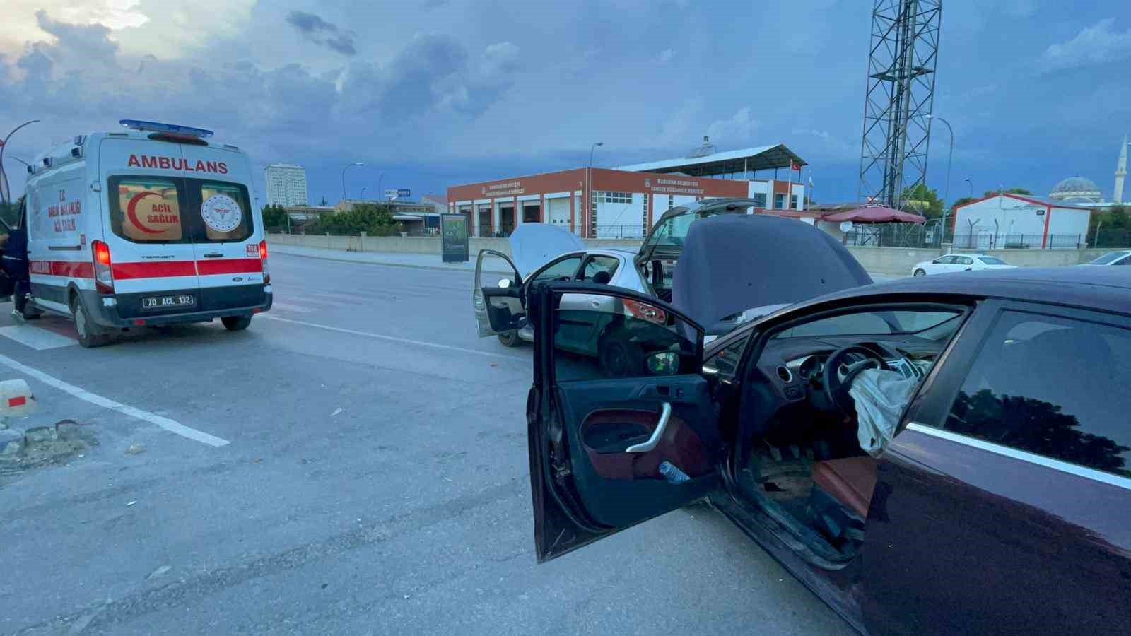 KARAMAN’DA İKİ OTOMOBİL ÇARPIŞTI: 1 YARALI