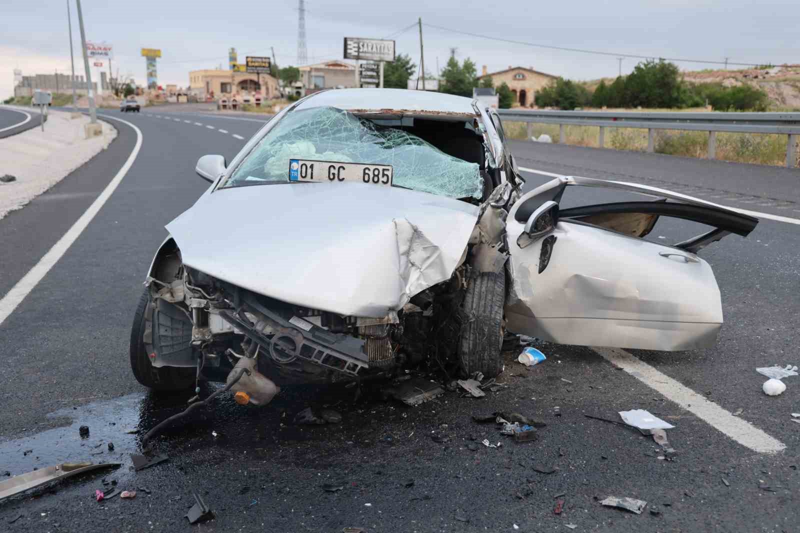 NEVŞEHİR’DE OTOMOBİL DİREĞE ÇARPTI: 1 ÇOCUK ÖLÜ, 3 YARALI