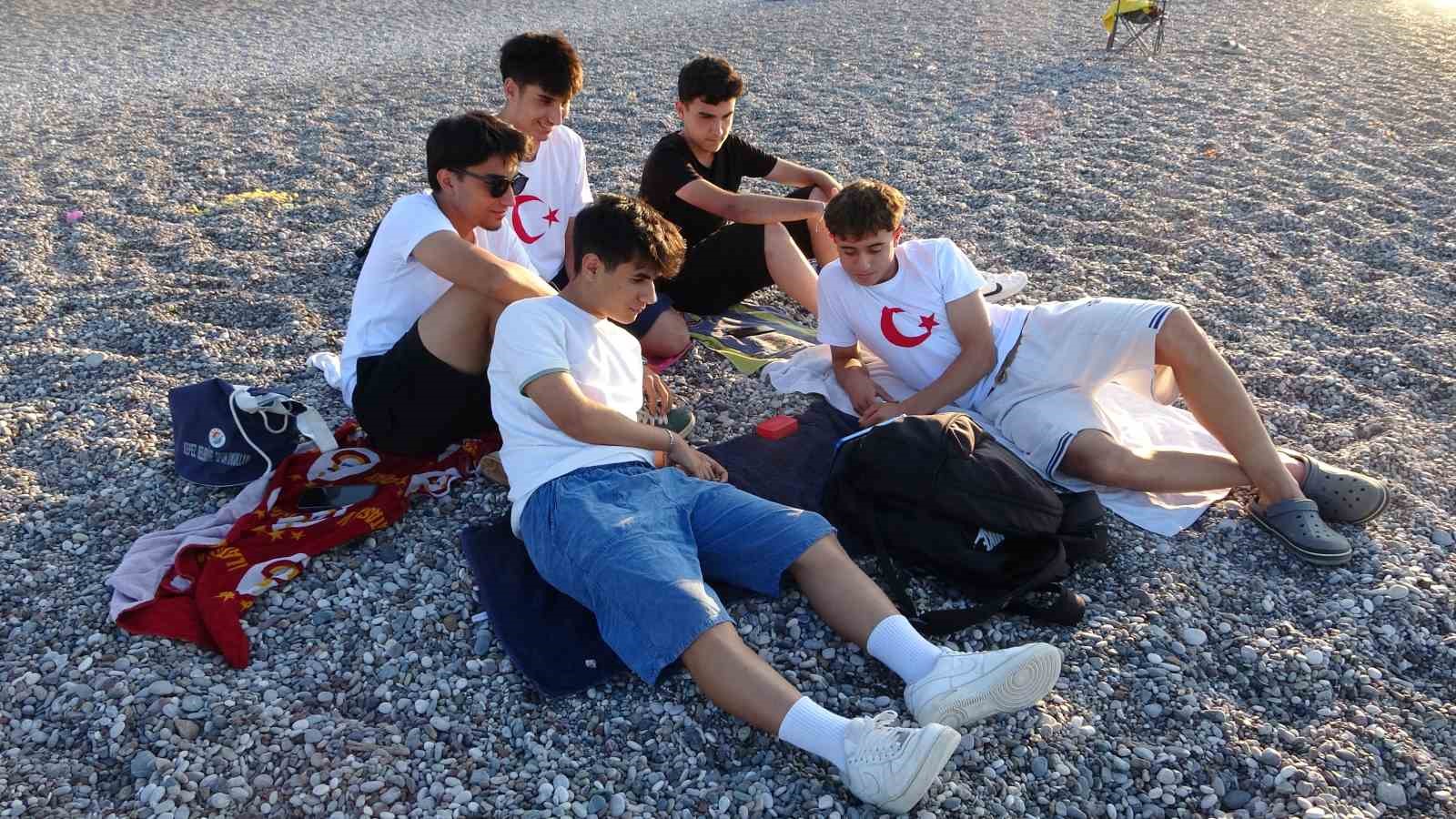 YKS NEDENİYLE DEV EKRANLAR KURULMADI, MİLLİ MAÇ HEYECANI KONYAALTI SAHİLİ’NE TAŞINDI