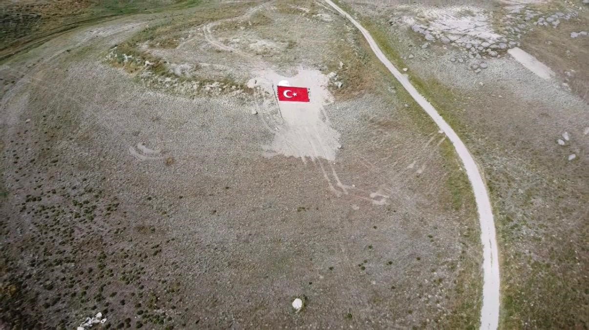 ESKİŞEHİRLİ GENÇLER MİLLİ TAKIMA DESTEK İÇİN DAĞA TÜRK BAYRAĞI NAKŞETTİ