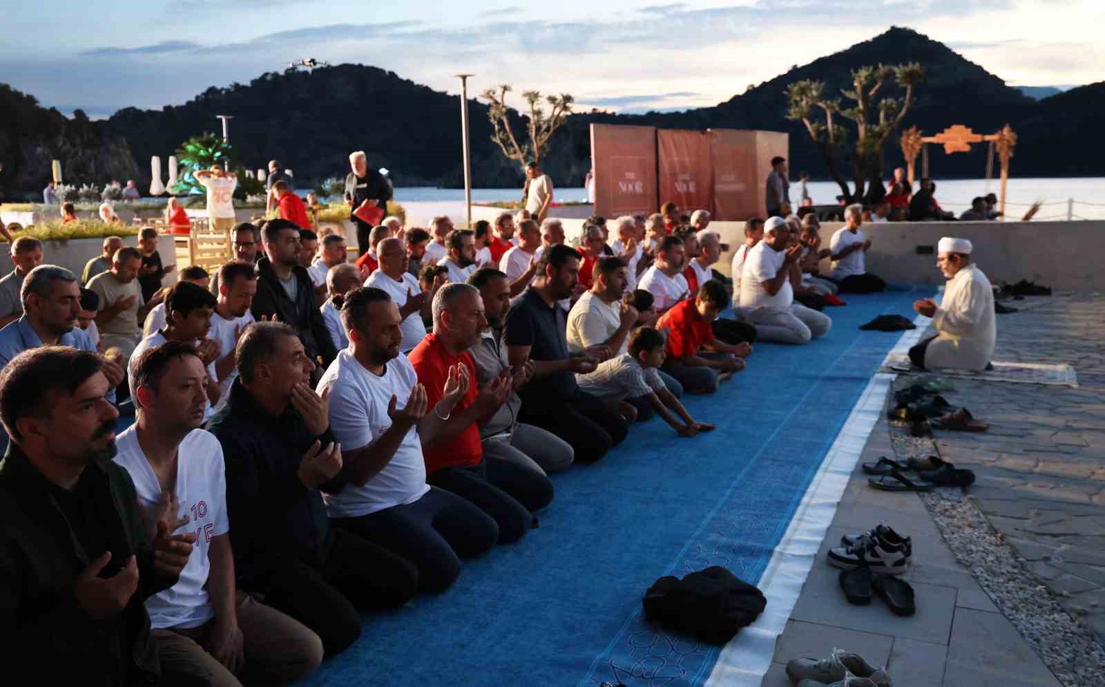 TATİLCİLER MİLLİ TAKIMA DESTEK İÇİN SAHİLDE BULUŞTU