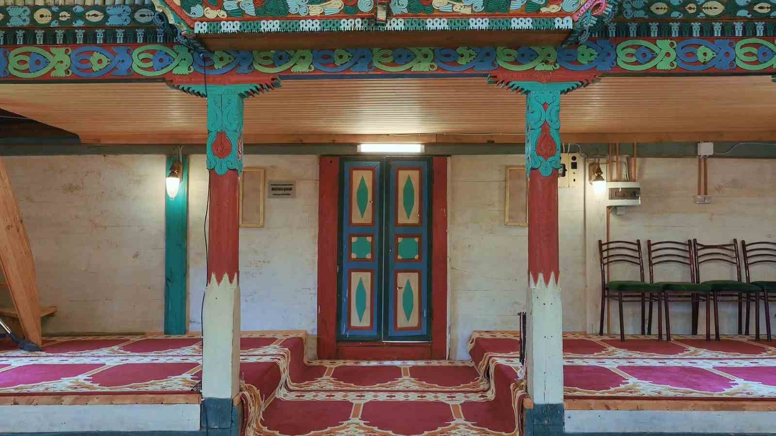 CAMİLİ HAVZASI’NDAKİ 175 YILLIK AHŞAP CAMİ BABADAN OĞULA KORUNUYOR