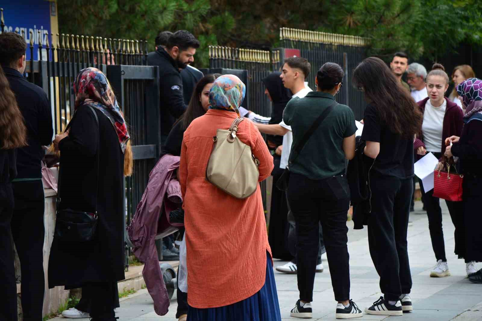 ÇORUM’DA YKS HEYECANI: 14 BİN 327 ÖĞRENCİ TER DÖKÜYOR