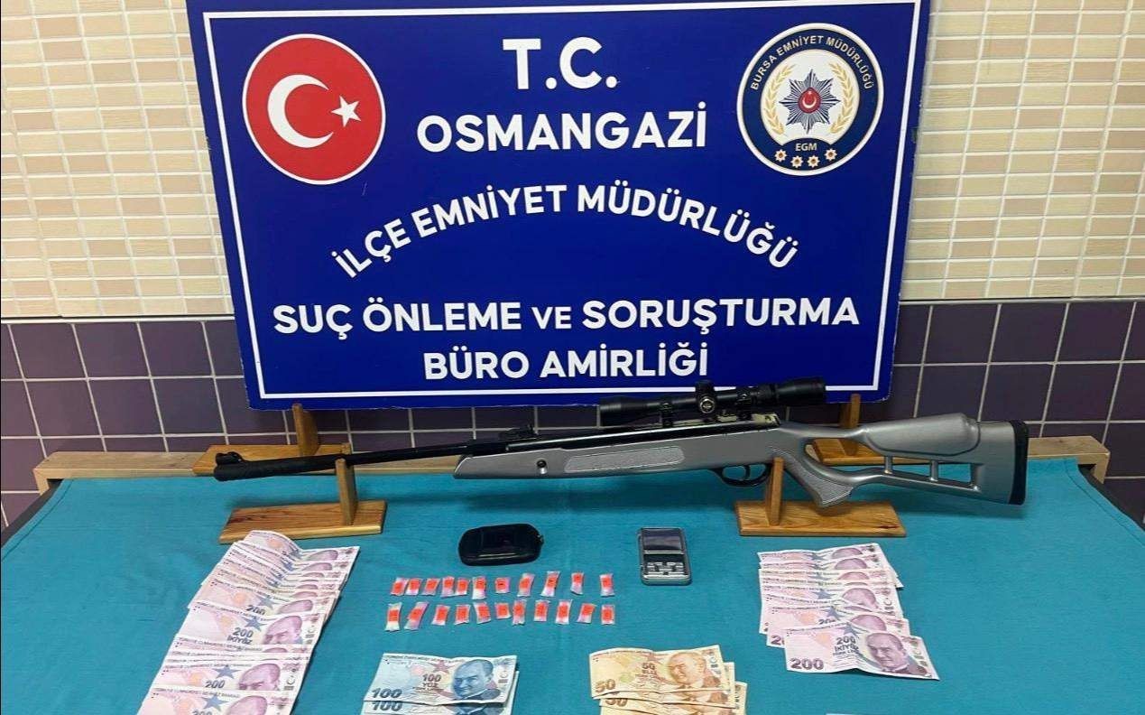 BURSA’DA UYUŞTURUCU OPERASYONU: ZEHİR TACİRLERİ VE ARANAN HÜKÜMLÜLER YAKALANDI