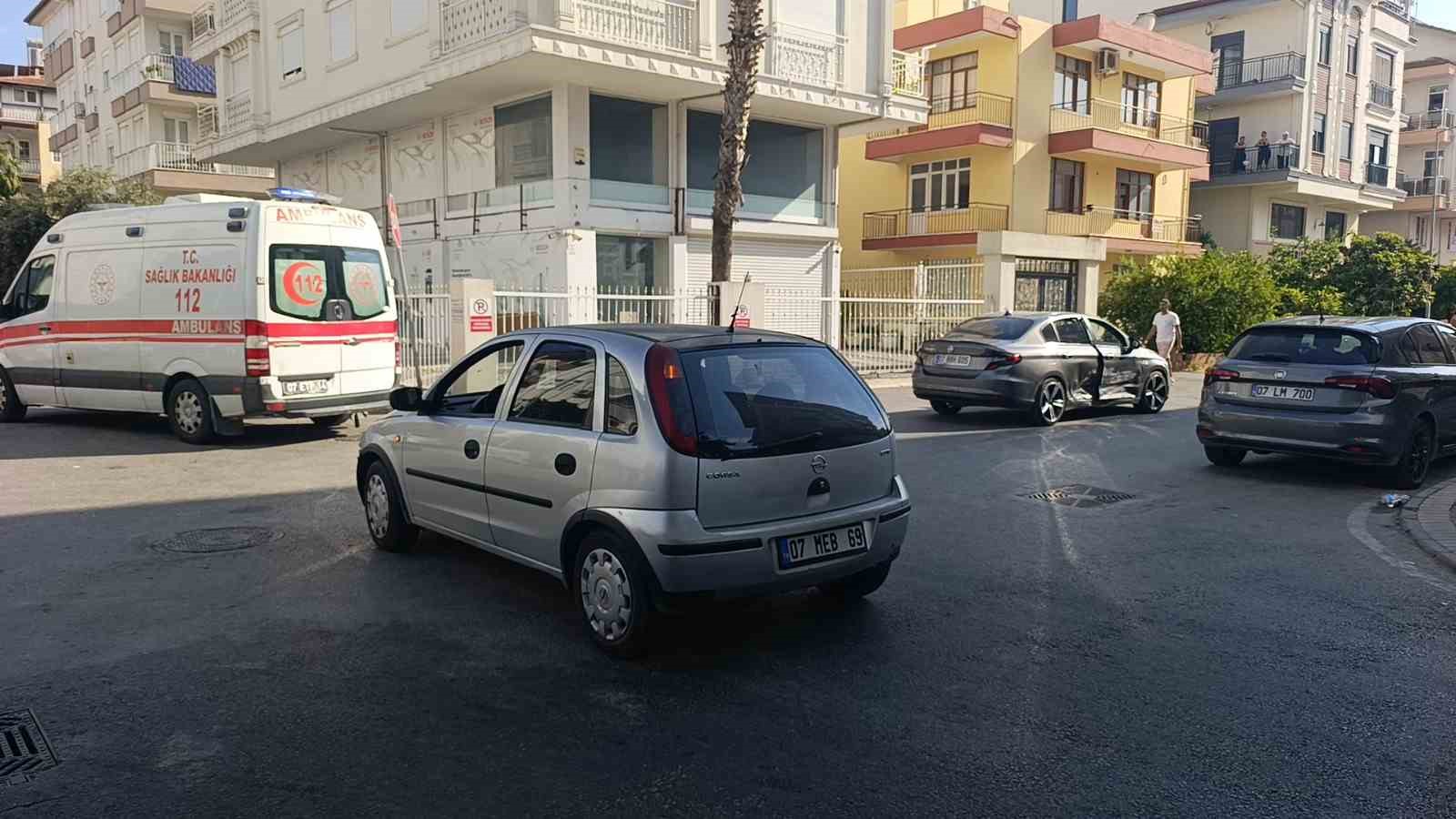OTOMOBİLLER ÇARPIŞTI, KAZA ANI KAMERAYA YANSIDI