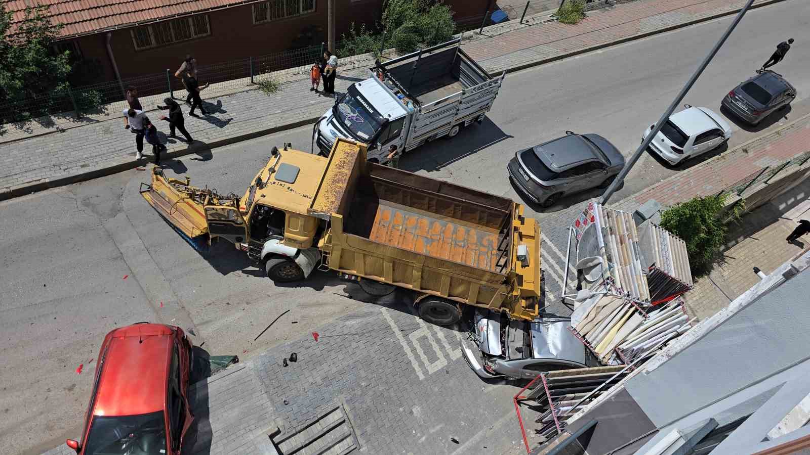 FRENİ TUTMAYAN KAMYON 4 ARACA ÇARPARAK DURDU