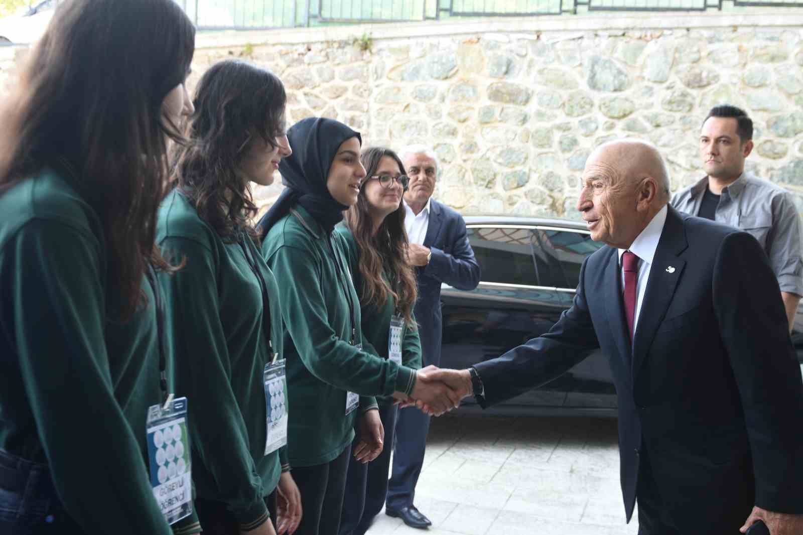 NİHAT ÖZDEMİR, TRABZON’DA ÖĞRENCİLERLE BULUŞTU