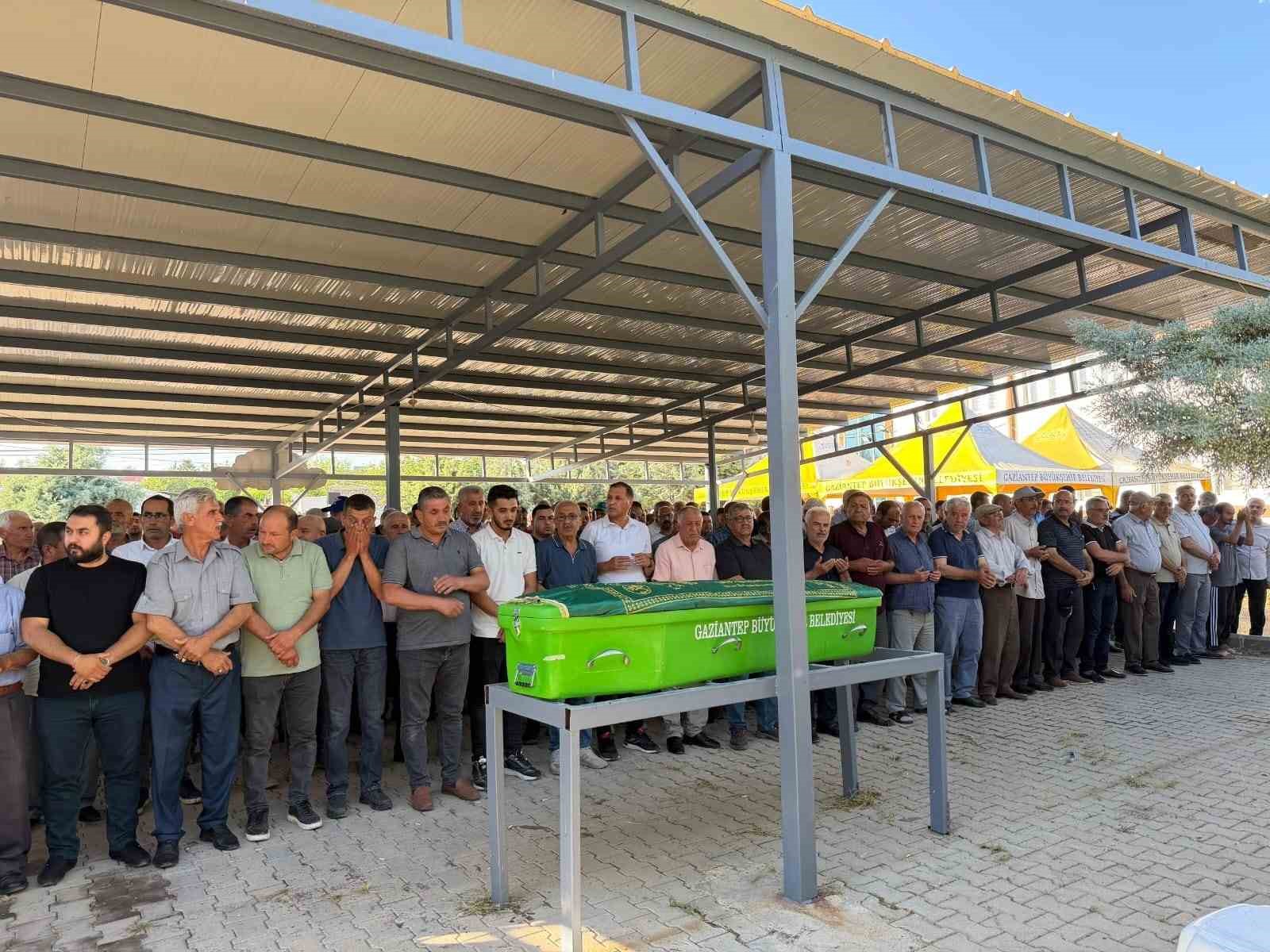 SINAVA GİDERKEN KAZADA ÖLEN GENÇ TOPRAĞA VERİLDİ