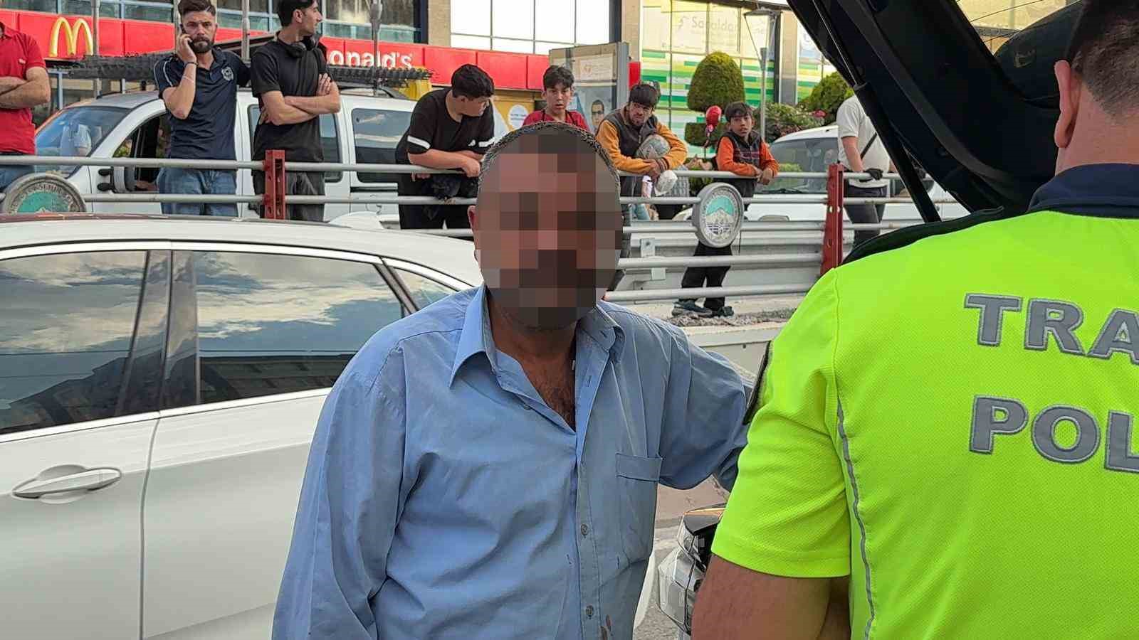 OTOMOBİLİN ÇARPTIĞI REFÜJDEN KOPAN TAŞLAR TRAMVAYDAN İÇERİ GİRDİ: 4 YOLCU YARALI