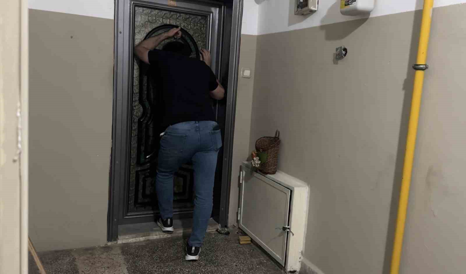 YANGIN ÇIKARIP KENDİSİNİ EVE KİLİTLEDİ: EKİPLERİN ÇABASINA RAĞMEN DIŞARI ÇIKMADI