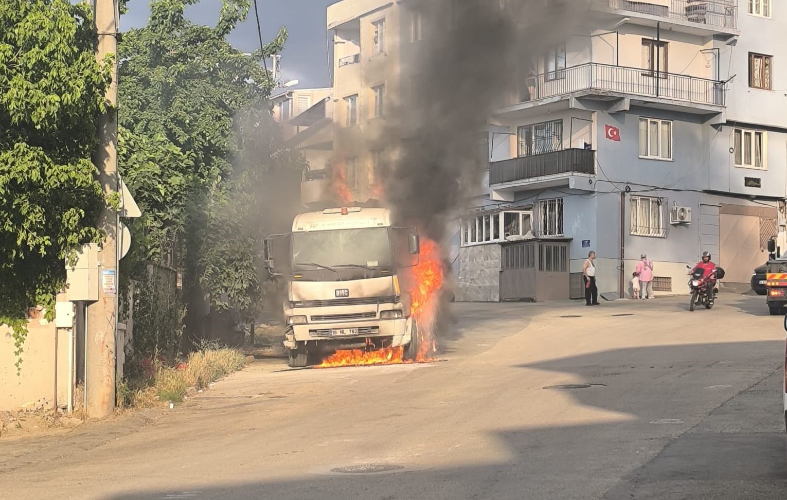 BURSA’DA PARK HALİNDEKİ KAMYON ALEVLERE TESLİM OLDU