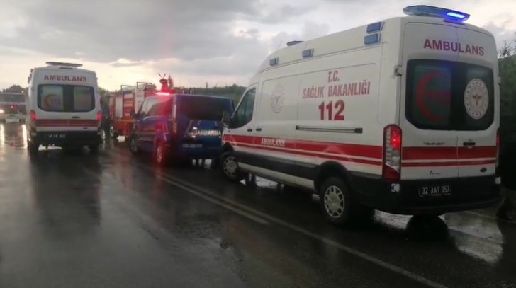 ISPARTA’DA TUR MİNİBÜSÜ ŞARAMPOLE YUVARLANDI: 4 ÖLÜ, 16 YARALI