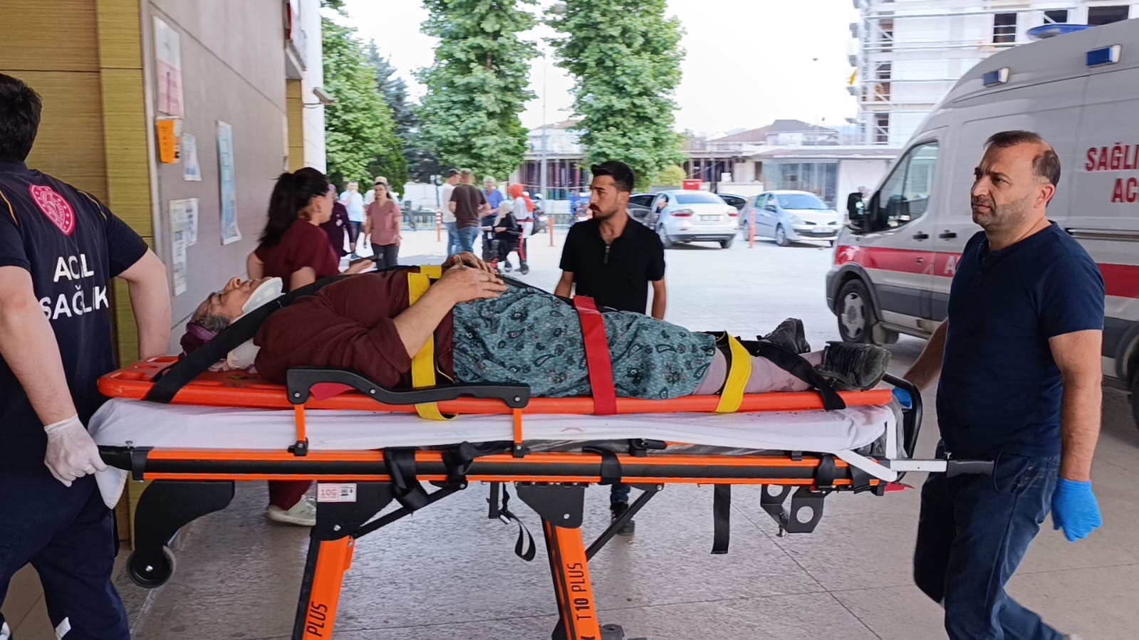 KİRAZ TOPLAMAK İÇİN ÇIKTIĞI AĞAÇTAN DÜŞEREK YARALANDI