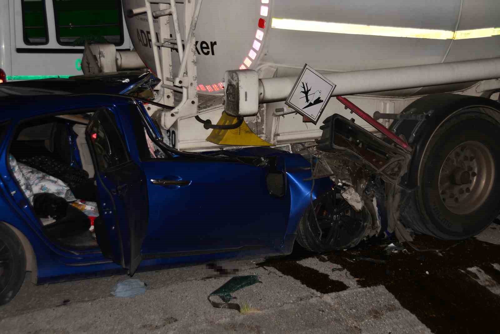 ADANA’DA OTOMOBİL TIRA ÇARPTI: 1 ÖLÜ, 2 YARALI